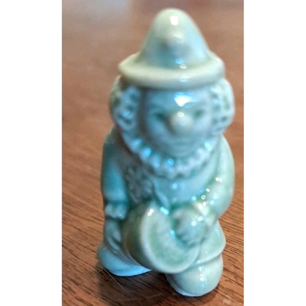 WADE WHIMSY FIGURINE VINTAGE ENGLAND MINIATURE STATUE GREEN CIRCUS CLOWN BUCKET‎